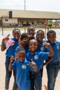 Dzieci z Blessed Laura Catholic School w Ghanie pozują do zdjęcia