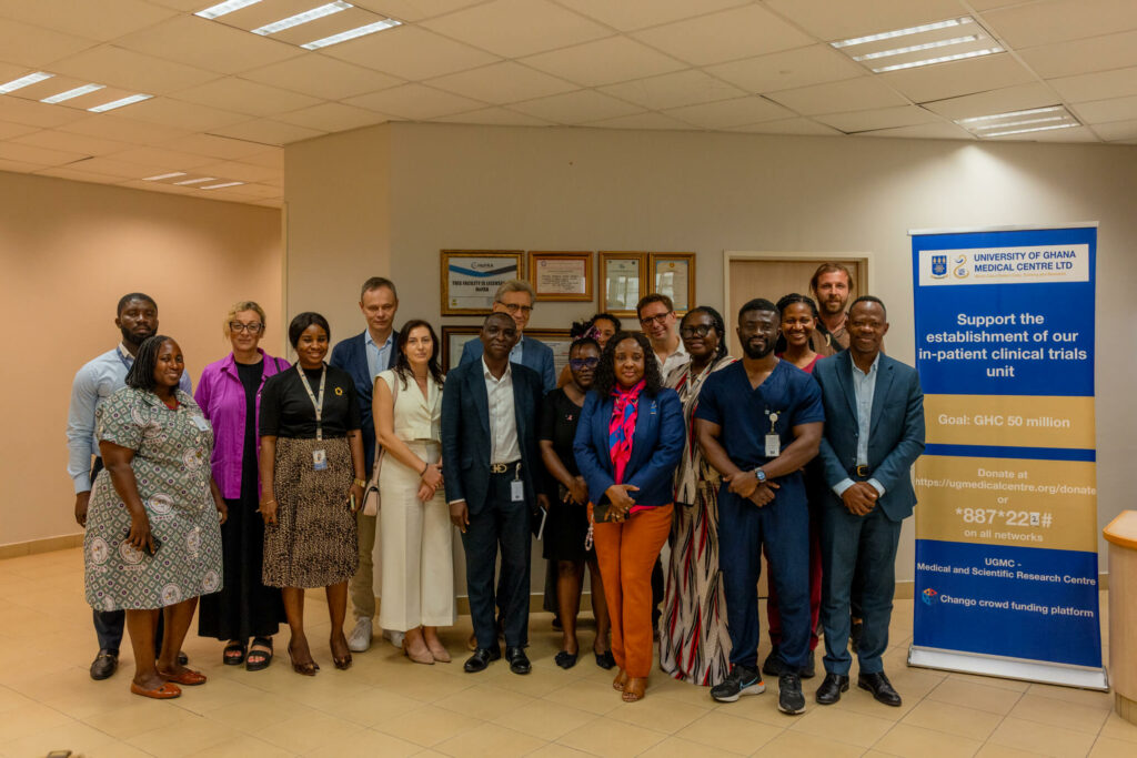 Przedstawiciele Omenaa Foundation oraz Warszawskiego Uniwersytetu Medycznego z pracownikami University of Ghana Medical Centre (UGMC)