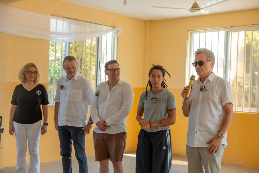 Dr hab. Joanna Peradzyńska, dr hab. Jacek Sieńko, prof. Michał Grąt, koordynatorka projektu Vanessa Mensah i prof. Zbigniew Gaciong pozują do zdjęcia w Ghanie