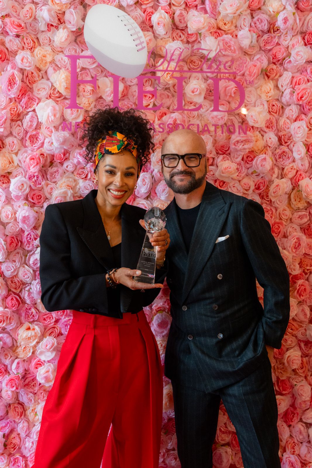 Omenaa Mensah z międzynarodowym tytułem Global Woman of Impact. Omenaa Mensah i Rafał Brzoska na zdjęciu.